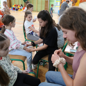 Uczennice klas 8 malują twarze dzieciom w trakcie obchodów Dnia Dziecka. Kliknięcie na zdjęcie spowoduje jego powiększenie do rozmiaru oryginalnego.