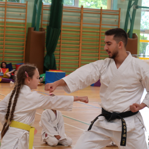 Uczennica kl 1 b wraz z trenerem karate. Kliknięcie na zdjęcie spowoduje jego powiększenie do rozmiaru oryginalnego.