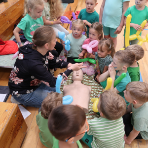 Instruktaż udzielania pierwszej pomocy dla uczniów klas 1-3 przeprowadzany w trakcie Dnia Dziecka. Kliknięcie na zdjęcie spowoduje jego powiększenie do rozmiaru oryginalnego.