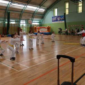 Uczniowie klas 1-3 prezentują pokaz karate ze swoim trenerem. Kliknięcie na zdjęcie spowoduje jego powiększenie do rozmiaru oryginalnego.