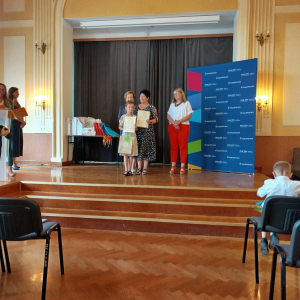 Karolina Nita z klasy 3 b wraz z wychowawczynią panią Stanisławą Bernady na Gali wręczenia nagród w MCDN w Tarnowie. Kliknięcie na zdjęcie spowoduje jego powiększenie do rozmiaru oryginalnego.