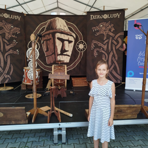 Karolina Nita z kl. 3 b na pikniku rycerskim. Kliknięcie na zdjęcie spowoduje jego powiększenie do rozmiaru oryginalnego.