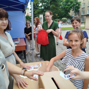 Uczennica Karolina Nita z klasy 3b w towarzystwie mamy losuje dodatkową nagrodę w towarzystwie mamy. Kliknięcie na zdjęcie spowoduje jego powiększenie do rozmiaru oryginalnego.