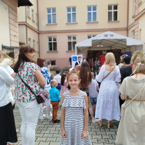Karolina Nita wraz z rodzicami i wychowawczynią na pikniku rycerskim w Tarnowie. Kliknięcie na zdjęcie spowoduje jego powiększenie do rozmiaru oryginalnego.