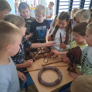 Przedszkolaki oglądają pamiątki przywiezione przez podróżnika z Nambii. Kliknięcie na zdjęcie spowoduje jego powiększenie do rozmiaru oryginalnego.
