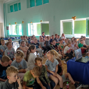 Uczniowie wraz z nauczycielami słuchają wykładu na temat Nambii.  Kliknięcie na zdjęcie spowoduje jego powiększenie do rozmiaru oryginalnego.