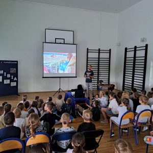 Podróżnik opowiada przedszkolakom i uczniom klas 1-3 o swoich doświadczeniach z podróży.  Kliknięcie na zdjęcie spowoduje jego powiększenie do rozmiaru oryginalnego.