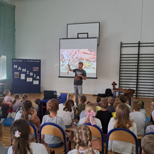 Prezentacja doświadczeń z podróży do Nambii przedszkolakom i uczniom klas 1-3.  Kliknięcie na zdjęcie spowoduje jego powiększenie do rozmiaru oryginalnego.