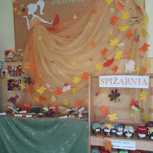 Szkolna spiżarnia przygotowana przez uczniów klasy 2 b w ramach innowacji z języka angielskiego. Kliknięcie na zdjęcie spowoduje jego powiększenie do rozmiaru oryginalnego.