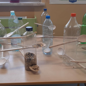 Butelki wraz zdrewnianymi łyżkami zrobione przez drugą klasę w ramach innowacji pedagogicznej przeprowadzanej przez panią Elżbietę Grzesik-Oleksyk. Kliknięcie na zdjęcie spowoduje jego powiększenie do rozmiaru oryginalnego.