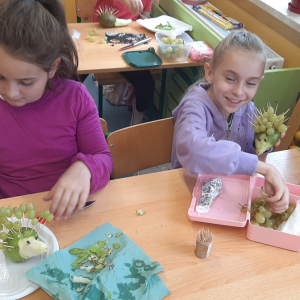 Dziewczynki przygotowują jeżyki z owoców w ramach innowacji. Kliknięcie na zdjęcie spowoduje jego powiększenie do rozmiaru oryginalnego.