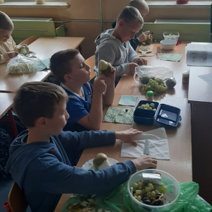 Dzieci z klasy 2 b przygotowują śniadanie w ramach innowacji. Kliknięcie na zdjęcie spowoduje jego powiększenie do rozmiaru oryginalnego.