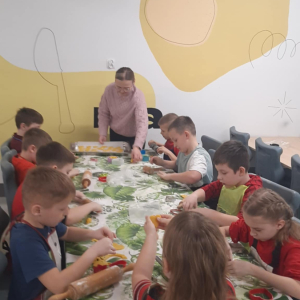 Innowacja pedagogiczna z angielskiego - warsztaty cukiernicze pieczenie ciasteczek przygotowanych przez uczniów klasy 2b. Kliknięcie na zdjęcie spowoduje jego powiększenie do rozmiaru oryginalnego.