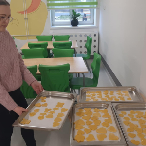 Rodzice uczniów pomagają klasie 2 b w wypieku ciasteczek z okazji Walentynek w ramach innowacji w języku angielskim. Kliknięcie na zdjęcie spowoduje jego powiększenie do rozmiaru oryginalnego.