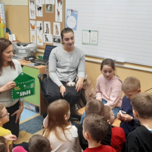 Zajęcia techniczne z języka angielskiego przeprowadzane z klasą 2 b w ramach innowacji pedagogicznej. Kliknięcie na zdjęcie spowoduje jego powiększenie do rozmiaru oryginalnego.