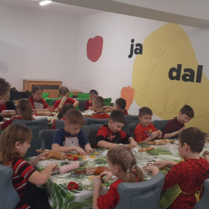 Dzieci z klasy 2 b przygotowują ciasteczka w ramach innowacji. Kliknięcie na zdjęcie spowoduje jego powiększenie do rozmiaru oryginalnego.