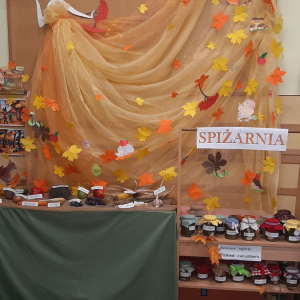 Pani jesień na gazetce, poniżej produkty przygotowane do szkolnej spiżarni przez uczniów klasy 2 b. Kliknięcie na zdjęcie spowoduje jego powiększenie do rozmiaru oryginalnego.