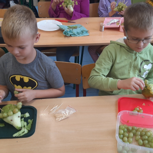 Dwóch chłopców przygotowuje śniadanie w ramach innowacji. Kliknięcie na zdjęcie spowoduje jego powiększenie do rozmiaru oryginalnego.