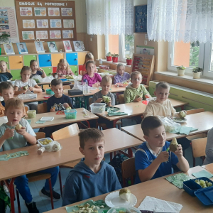 Uczniowie z klasy 2 b przygotowują śniadanie w ramach innowacji. Kliknięcie na zdjęcie spowoduje jego powiększenie do rozmiaru oryginalnego.