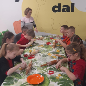 Warsztaty kulinarne przygotowane przez panią Elżbietę Grzesik-Oleksych w ramach innowacji pedagogicznej. Kliknięcie na zdjęcie spowoduje jego powiększenie do rozmiaru oryginalnego.