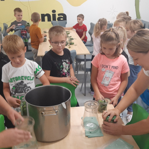Mamy wraz z uczniami z klasy 2  kiszą ogórki na szkolnej jadalni. Kliknięcie na zdjęcie spowoduje jego powiększenie do rozmiaru oryginalnego.