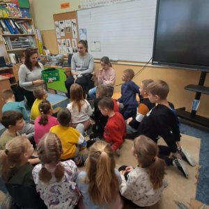 Klasa 2 b wraz z wychowawczynią przeprowadza innowację pedagogiczną. Kliknięcie na zdjęcie spowoduje jego powiększenie do rozmiaru oryginalnego.