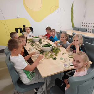 Dzieci z kl. 2 b kiszą ogórki w ramach innowacji z języka angielskiego. Kliknięcie na zdjęcie spowoduje jego powiększenie do rozmiaru oryginalnego.