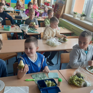 Uczniowie z klasy 2 b przygotowują śniadanie w ramach innowacji. Kliknięcie na zdjęcie spowoduje jego powiększenie do rozmiaru oryginalnego.