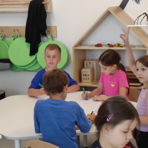 Uczniowie klas 1 rysują na warsztatach w Centrum  Cogiteon w Krakowie. Kliknięcie na zdjęcie spowoduje jego powiększenie do rozmiaru oryginalnego.