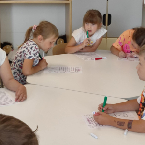 Wykonywanie prac plastycznych przez uczniów klas 1 w Centrum Cogiteon w Krakowie. Kliknięcie na zdjęcie spowoduje jego powiększenie do rozmiaru oryginalnego.