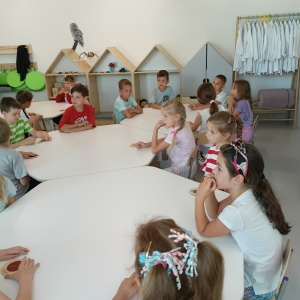 Uczniowie klas 1 na wycieczce w Krakowie siedzą w jednej z sal Centrum Cogiteon. Kliknięcie na zdjęcie spowoduje jego powiększenie do rozmiaru oryginalnego.