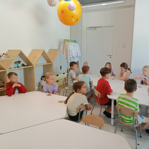 Dzieci z klas 1 siedzą przy stolikach w Centrum Cogiteon w Krakowie. Kliknięcie na zdjęcie spowoduje jego powiększenie do rozmiaru oryginalnego.