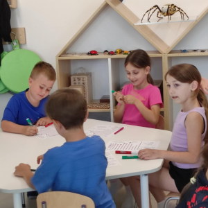 Grupka uczniów klas 1 wykonuje prace plastyczne w Centrum Cogiteon w Krakowie. Kliknięcie na zdjęcie spowoduje jego powiększenie do rozmiaru oryginalnego.