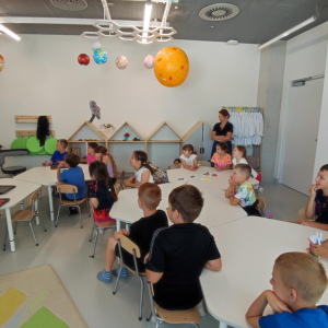 Warsztaty doświadczalne pierwszoklasistów w Centrum Cogiteon. Dzieciom towarzyszom nauczyciele. Kliknięcie na zdjęcie spowoduje jego powiększenie do rozmiaru oryginalnego.