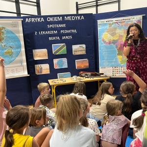 Pani Beata Jaros opowiada o swojej pracy charytatywnej w Afryce. Kliknięcie na zdjęcie spowoduje jego powiększenie do rozmiaru oryginalnego.