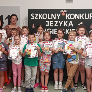 Pani Wicedyrektor Dorota Gurgul, nauczycielki języka angielskiego pani Elżbieta Grzesik-Oleksyk i Justyna Turaczy oraz laureaci i osoby biorące udział w Konkursie Języka Angielskiego dla kl. 2 i 3. Kliknięcie na zdjęcie spowoduje jego powiększenie do rozmiaru oryginalnego.