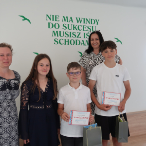 Uczniowie wyróżnieni w Międzynarodowym Konkursie Kangur: Milena Pawlik z kl. 5 a, Arkadiusz Cierniak z kl. 6 b i Jan Dzień z kl. 7 a w towarzystwie pani Dyrektor Joanny Ozorki-Krawczyk oraz nauczycielki matematyki Justyny Solak. Kliknięcie na zdjęcie spowoduje jego powiększenie do rozmiaru oryginalnego.