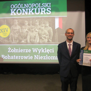 Uczennica klasy 8 b w towarzystwie Prezesa Fundacji im. Kazimierza Wielkiego panem Karolem Wołkiem. Uczennica trzyme wyróżnienie zdobyte w Ogólnopolskim Konkursie "Żołnierze Wyklęci-Bohaterowie Niezłomni". Kliknięcie na zdjęcie spowoduje powiększenie do rozmiaru oryginalnego.