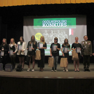 Milena Jastrzembska z kl. 8 b wśród laureatów Ogólnopolskiego Konkursu "Żołnierze Wyklęci-Bohaterowie Niezłomni". Kliknięcie na zdjęcie spowoduje powiększenie do rozmiaru oryginalnego.