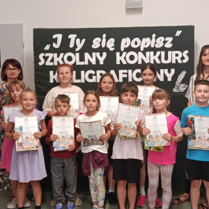 Pani Wicedyrektor Dorota Gurgul i pani Dorota Gargul z laureatami Konkursu Kaligraficznego "I ty się popisz". Kliknięcie na zdjęcie spowoduje jego powiększenie do rozmiaru oryginalnego.