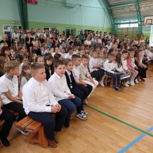 Uczniowie klas 8 zgromadzeni na zakończeniu roku szkolnego 2024/25.  Kliknięcie na zdjęcie spowoduje jego powiększenie do rozmiaru oryginalnego.