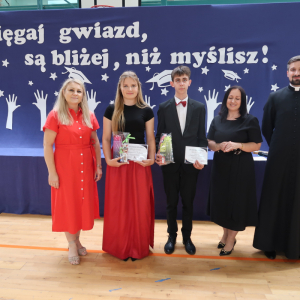 Absolwenci klas 8 Zuzanna Kałuża i Patryk Pająk z kl. 8 a wraz z panią Karoliną Górą i ks Grzegorzem Wolakiem. Uczniowie wyróżnieni za pracę w Samorządzie Uczniowskim. Kliknięcie na zdjęcie spowoduje jego powiększenie do rozmiaru oryginalnego.