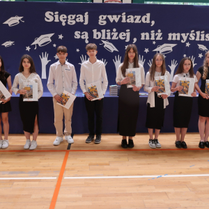 Pani Dyrektor Joanna Ozorka-Krawczyk i pani Katarzyna Biedrońska wraz z uczniami klasy 7 b wyróżnionymi za wyniki w nauce i zachowanie: Adrianną Brodą, Anną Czesak, Wiktorem Czujem, Natanielem Hankiem, Justyną Makowską, Julią Stec, Aleksandrą Tracz, Weroniką Piękosz. Kliknięcie na zdjęcie spowoduje jego powiększenie do rozmiaru oryginalnego.