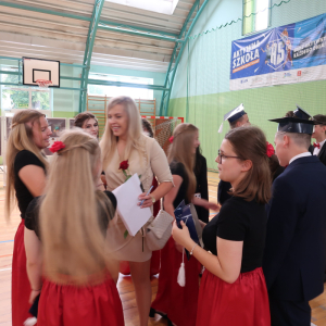Uczniowie klas 8 żegnają się z nauczycielami.  Kliknięcie na zdjęcie spowoduje jego powiększenie do rozmiaru oryginalnego.