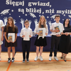 Pani Dyrektor Joanna Ozorka-Krawczyk i pani Małgorzata Tracz z uczniami klasy 6 b: Arkadiuszem Cierniakiem, Zuzanną Gałką , Mają Caban,Franciszkiem Szarfrańcem. Kliknięcie na zdjęcie spowoduje jego powiększenie do rozmiaru oryginalnego.