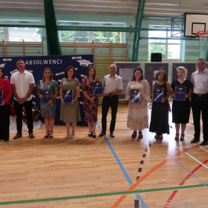Rodzice absolwentów rocznika 2024/25 z listami gratulacyjnymi wręczonymi przez Dyrekcję szkoły.  Kliknięcie na zdjęcie spowoduje jego powiększenie do rozmiaru oryginalnego.