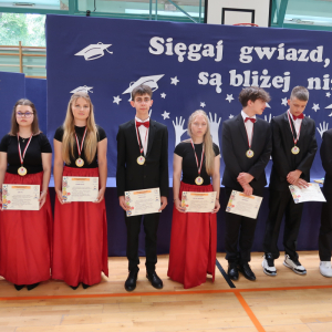 Uczniowie klas 8 z medalami wyróżnieni za wyniki w sporcie.  Kliknięcie na zdjęcie spowoduje jego powiększenie do rozmiaru oryginalnego.