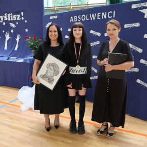 Pani Dyrektor Joanna Ozorka-Krawczyk z uczennicą kl. 8 a Eweliną Jesionką - autorką prac plastycznych wystawionych w ramach wernisażu w naszej szkole. Towarzyszy im pani Magdalena Małek - nauczycielka plastyki. Kliknięcie na zdjęcie spowoduje jego powiększenie do rozmiaru oryginalnego.