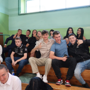 Uczniowie klasy 3 BA zgromadzeni na trybunach w hali sportowej.  Kliknięcie na zdjęcie spowoduje jego powiększenie do rozmiaru oryginalnego.