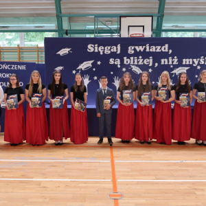 Wyróżnieni uczniowie klas 8: 8a: Dorota Budzioch, Lena Fita, Zuzanna Kałuża, Martyna Zachara, Kamila Zając, 8 b: Patrycja Guzek, Nikola Król, Kamila Hebda, Milena Jastrzembska, Zuzanna Skruch oraz Mikołaj Domagała. Towarzyszy im pani Dyrektor Joanna Ozorka-Krawczyk oraz wychowawczynie pani Wicedyrektor Dorota Gurgul oraz pani Karolina Góra. Kliknięcie na zdjęcie spowoduje jego powiększenie do rozmiaru oryginalnego.